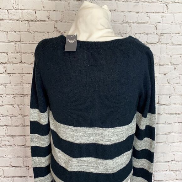 Abercrombie & Fitch sweater - Picture 7 of 10